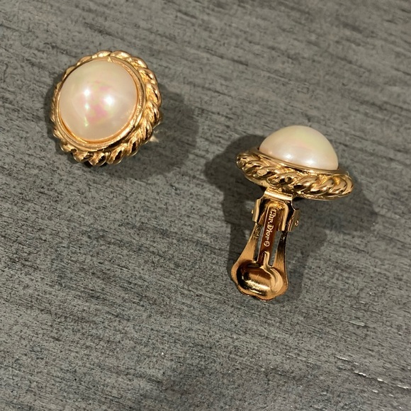 Vintage Dior Gold and White Pearl Clip on Earrings - Picture 5 of 6